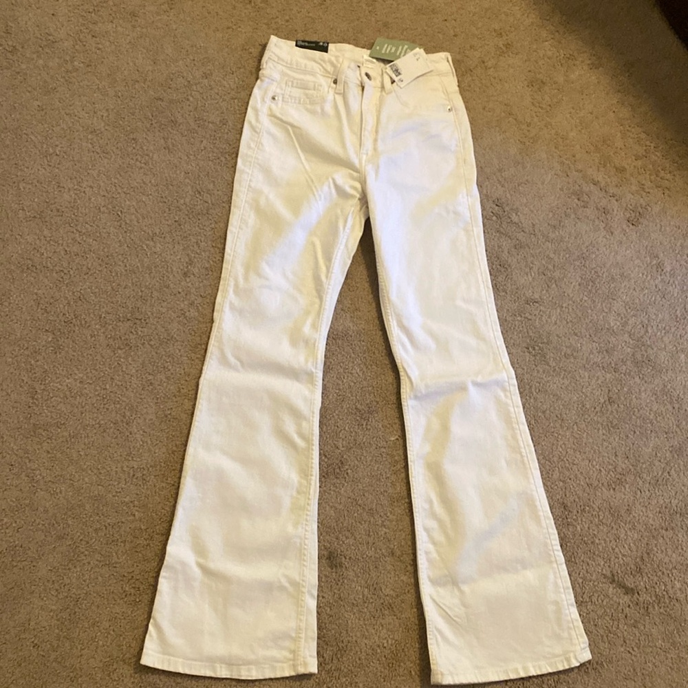 New with tags! Size 6 flare jeans. High waisted. Never worn.